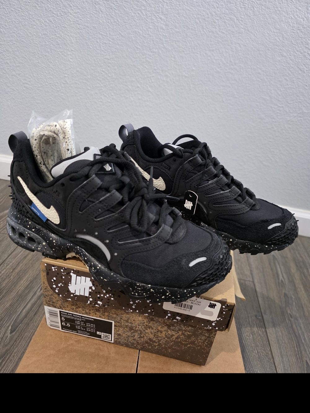 UNDEFEATED x NIKE AIR TERRA HUMARA x Sneakers X COCONUT MILK BLACK Size 5M
